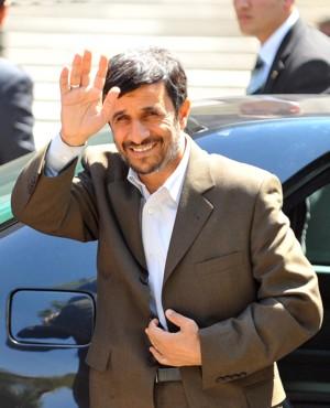 İran Cumhurbaşkanı Mahmud Ahmedinejad, Cuma namazını Sultanahmet Camisi'nde kıldı.
