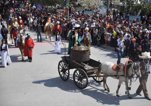 471. Uluslararası Mesir Festivali kapsamında, kortej yürüyüşü ve mesir macununun saçım töreni yapıldı. Mesir macunu saçımı sırasında izdiham yaşanırken, Osmanlı padişahlarını canlandıran oyuncular,geçmiş hakkında kısa bilgiler verdi.