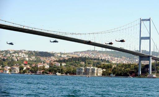 "Güçlü Ordu Güçlü Türkiye" sloganını benimseyen TSK bu yılki 30 Ağustos Zafer Bayramı'nı görkemli bir törenle kutladı. Donanma İstanbul Boğazı'nda resmi geçit töreni yaptı.