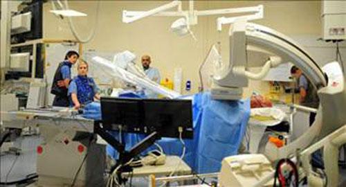 <p>Klinik ölüm sonrası insan 5 dakika içinde hayata geri getirilebilir. 5 dakika sonra beyin hücreleri ölmeye başlar, ama yine de bu süreyi 5 dakika daha uzatmak mümkündür.