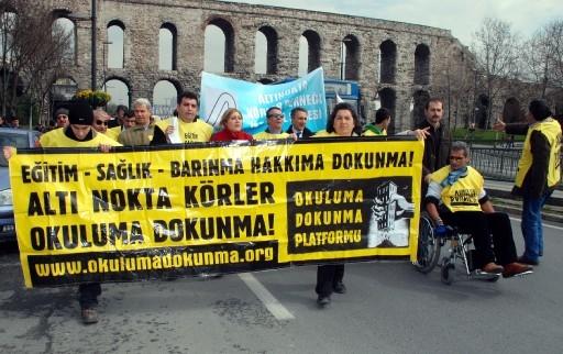 Altı Nokta Körler Derneği üyesi bir grup, Emirgan Reşitpaşa'daki ''Körler Rehabilitasyon Merkezi''nin İstanbul Büyükşehir Belediyesince boşaltılmak istendiğini ileri sürerek, bunu protesto etti.