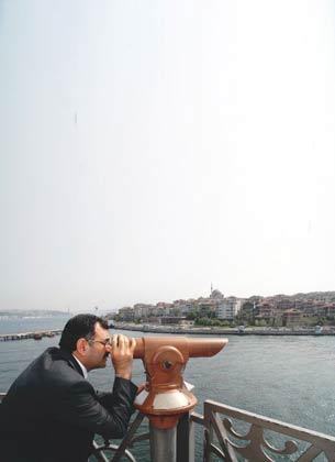 "Avrupa Kültür Başkenti İstanbul 2010a hazırlanıyor. Dünyada İstanbul, İstanbulda da Üsküdar konuşulacak." diyen Üsküdar Belediye Başkanı Mustafa Kara, şu anda şantiyeye dönen ilçesini gelecekte neler beklediğini ve projelerini anlattı...