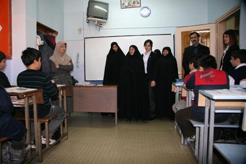 Anaokulundan liseye kadar eğitim g&ouml;ren &ouml;ğrencilerin bulunduğu okulda sınıfları tek tek gezen Ferahi, &ouml;ğrencilerle sohbet etti.