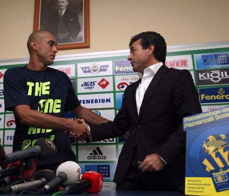 Fenerbahçe, Sivasspor'dan transfer ettiği savunma oyuncusu Fabio Alves Da Silva (Bilica) ile 3 yıllık sözleşme imzaladı. Bilica, Fener'i kariyerinin doruk noktası olarak gösterdi.