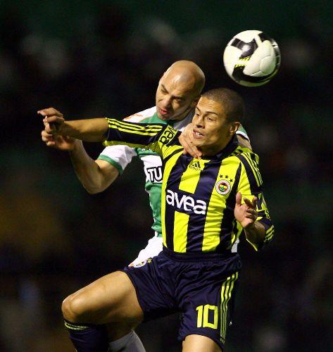 Sivasspor, Ankaraspor ve Beşiktaş'ın ardından Türkiye Kupası'nda son yarı finalist Bursaspor'u yenen Fenerbahçe oldu
