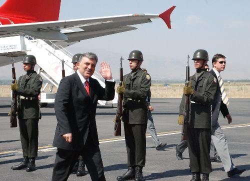 Cumhurbaşkanı Abdullah Gül, özel uçak ''ANA'' ile geldiği Muş'ta törenle karşılandı