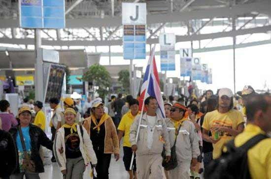 Tayland'ın başkenti Bangkok'ta havaalanını göstericiler işgal etti