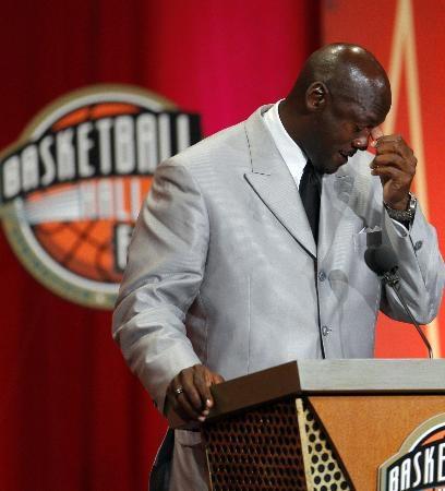 Basketbolun efsane ismi Michael Jordan Naismith Memorial Basketball Hall of Famee kabul töreninde oldukça duygusal anlar yaşadı.