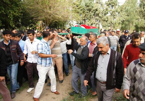 Van'da meydana gelen depremde yaşamını yitiren polis memuru Ertan Açıkgöz (24), memleketi Adana'nın Ceyhan ilçesine bağlı Mercimek beldesinde gözyaşlarıyla toprağa verildi.