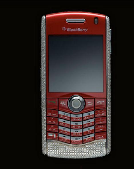 Blackberry Pearl by Amosu- İngiliz kuyumcu Amosu, Blackberry Pearl 900'ü elmaslarla süslüyor. Ufak bir servete sahip olup cihazla ilgilenenler acele etmeli, zira sadece 20 adet üretildi. Fiyat: 57.000 Euro
