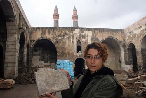 Sivas'taki tarihi Şifahiye Medresesi'nin restorasyon çalışmaları sırasında, üzerinde el izi bulunan 800 yıllık bir tuğlaya rastlandı. Muhtemelen tuğlanın yapımı esnasında el izinin basıldığı ifade edildi.