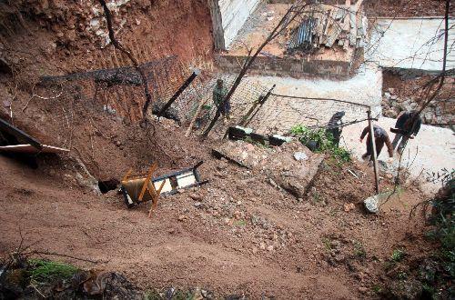 Bursa'da şiddetli yağış sebebiyle bir inşaatta toprak kayması meydana geldi. Tehlike sebebiyle 3 apartıman boşaltıldı.