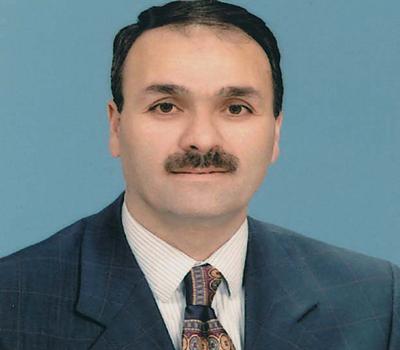 2012de ihracata dönük bir strateji belirlemeliyiz<br><br>
<strong>SAMİ YILMAZ / ELEKTRİK EKİPMAN MESLEK KOMİTESİ: </strong>Odamızın yaptığı hakikaten güzel faaliyetler var. Ancak belki bakış tarzımızı biraz daha farklılaştırmamız lazım gelen bir süreçteyiz. Esnaf ve tüccara, sanayicimize mi yönleneceğiz? Yoksa devletçi yapımızı mı koruyacağız? Şimdiki duruşumuzla sanki devletçi yapıyı korumak gibi bir tavra giriyoruz. Onun için önümüzdeki dönem, arkadaşlarımızın da söylemeye çalıştığı meslek komitelerimizi canlandıralım, her birine yetkiler verelim, sektörler beyanatlar versinler, İstanbul Ticaret Odası etkinliği olsun. Bu bakış tarzımızı değiştirirsek, projeler ve fikirler geliştiririz, bütçeler alırız. Son zamanlarda kamuoyunda daha az yer alıyoruz veya hak ettiğimiz kadar yer almıyoruz.
Bununla ilgili bir medya stratejimiz, medya planlamamız olmalı. Biliyorsunuz bir katsayı sorunu yaşıyoruz. Özellikle sanayi sektörünün en büyük darbeyi aldığı bir meseleye YÖK köklü bir çözüm getirdi ve bu sorunu ortadan kaldırdı. Oda olarak buna güçlü bir şekilde destek vermemiz gerekir.
Türkiyenin 500 milyar dolarlık bir ihracat hedefi var. Biz ihracatçılarımıza dönük doğru bir strateji üretmediğimizi düşünüyoruz. Afrikada ve bazı ülkelerde serbest bölgeler oluşturmalıyız. Ülkeler o bölgeleri, bize ücretsiz olarak tahsis edebiliyorlar. Ticaret Odası büyük bütçeler ayırmadan da bunları yapabilir. Ülkelere olan ihracatımızı kat kat artırabiliriz. Böyle bir çalışma yapılması durumunda, seve seve de içinde yer almak isterim. 2012 yılında ihracata dönük bir strateji belirlememiz gerekir. Onun altını biraz daha kalın olarak çizmek istiyorum.