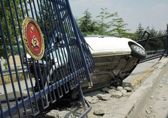 <p>Kazada kontrolden çıkan otomobil önce yol kenarında bulunan bariyerlere çarptı, ardından Kara Harp Okulu'nun demir parmaklıklarına girdi.