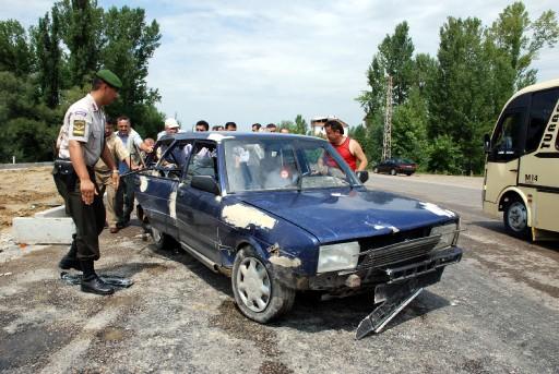Trafik kazasına karışan bir otomobilin arka kısmında üzeri brandayla örtülü çalıntı buzağı bulunurken, bir de kesik at başı çıktı. 2 Kişi kaçtı, sürücü yakalandı.