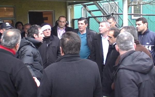 Sakarya'da oynanan Kırkpınarspor, As Akyazıspor amatör küme maçında olaylar çıktı. Akyazı Belediye Başkanı Yazıcı sahaya girip oyunculara saldırmaya kalkıştı.