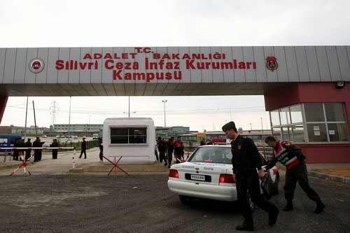 "Ergenekon" davasının görüldüğü Silivri Ceza Ve İnfaz Kurumları Yerleşkesi'ne ulusalcılar tam anlamıyla çıkarma yaptı.