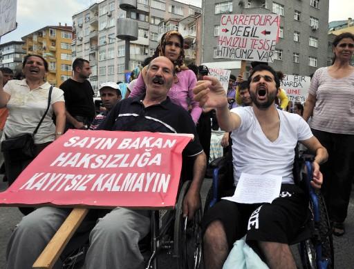 İstanbul Fizik Tedavi Rehabilitasyon Eğitim ve Araştırma Hastanesi'nde bazı engelli dernekleri, hastanenin bir bloğunu tahrip ettiği gerekçesiyle bir alışveriş merkezinin önünde protesto eylemi düzenledi.