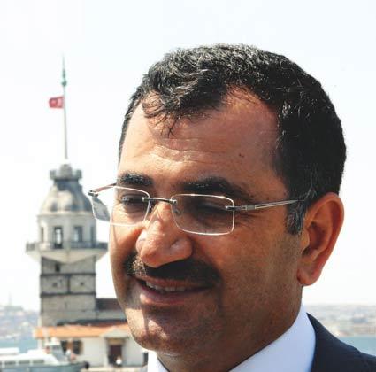 "Avrupa Kültür Başkenti İstanbul 2010a hazırlanıyor. Dünyada İstanbul, İstanbulda da Üsküdar konuşulacak." diyen Üsküdar Belediye Başkanı Mustafa Kara, şu anda şantiyeye dönen ilçesini gelecekte neler beklediğini ve projelerini anlattı...