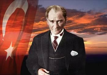 Hocamız bir başka sınavda derse giriyor ve tek soru soruyor: "Atatürk ne yaptı?". Bütün öğrenciler harıl harıl yazmaya başlıyor, kağıtları dolduruyorlar.