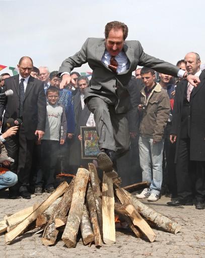 Dün gece başlayan Nevruz Bayramı kutlamaları çerçevesinde Ankara'da Atatürk Kültür Merkezi bahçesinde resmi tören yapıldı. Kültür ve Turizm Bakanı Ertuğrul Günay ve ABD Büyükelçisi Jeffrey yumurta tokuşturdu ve ateşin üstünden atladı.