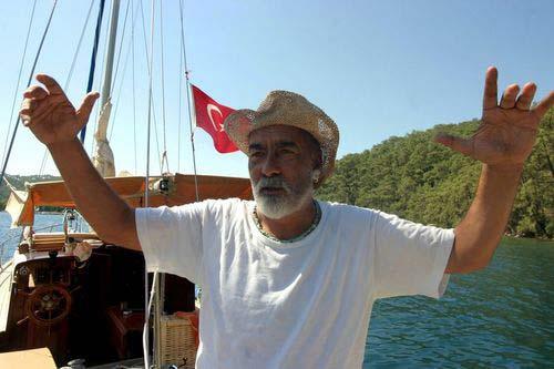 Spor basınının renkli simalarından ve Beşiktaş camiasının sevilen ismi Kazım Kanat, tedavi gördüğü hastanede hayatını kaybetti.