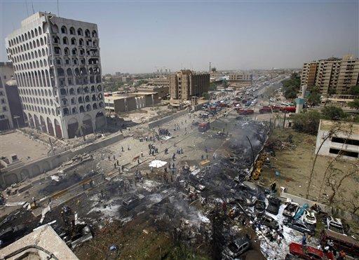 Irak'ın başkenti Bağdat'ın merkezine bomba ve havan topuyla yapılan saldırılarda son açıklanan rakamlara göre en az 100 kişi öldü, 310 kişi ise yaralandı.