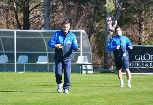 Turkcell Süper Lig'de mücadele eden Trabzonspor, ikinci yarı hazırıklarına devam ederken, futbolcular Belek'teki güneşli havanın da tadını çıkarıyorlar...
