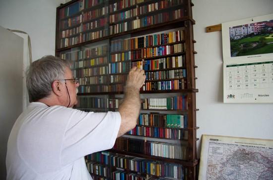 Jozsef Tari, 1969 yılından bu yana minyatür kitap koleksiyoncusu. O tarihten bu yana, aralarında spor siyaset, müzik ve din kitaplarının olduğu 4,500 minyatür kitap toplamış. Bu kitapların boyutunun küçüklüğüne aldanıp sadece dekorasyon için yapıldıklarını sanmayın. Kitaplar rahatlıkla okunabiliyor. Üstelik ciltlemeleri ve kapak tasarımları da büyük kitapları aratmayacak kadar da detaylı.