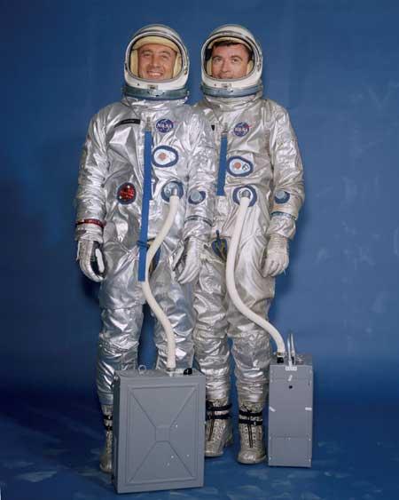 Gemini projesinde görev alan Gus Grissom (solda) ve John Young 1965 yılında ilk Gemini görev öncesinde havalandırma tesisatları ile böyle görüntülendi.