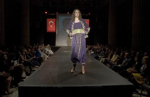 Ankara Olgunlaşma Enstitüsü tarafından, ABD'nin New York kentinde düzenlenen defile büyük beğeni topladı.