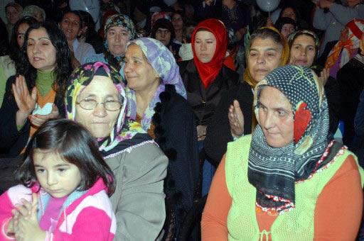 CHP'NIN SULTANBEYLI BELEDIYE BASKAN ADAYI OSMAN NURI BEDIR'IN TANITIMI AMACIYLA ILCE TESKILATINDA BASIN TOPLANTISI DUZENLENDI. TOPLANTIYA CHPLI KADINLAR DA KATILDI