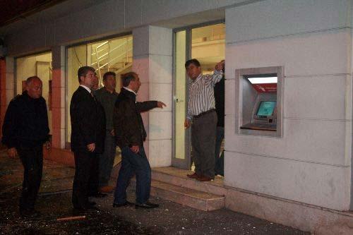 Zonguldak'ta en işlek caddelerden birinde şiddetli patlama meydana geldi. Patlamada ölen ya da yaralanan olmadı. Birçok işyerinde maddi hasara neden olan ve bir lokantada meydana geldiği belirtilen patlamanın kesin sebebi araştırılıyor.(CİHAN/A.Karabacak)