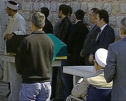 Üzerinde ''Kabe örtüsünden bir parça''nın bulunduğu tabutunun başında Başbakan Erdoğan'ın oğlu Bilal Erdoğan, damadı Berat Albayrak ve kardeşi Serhat Albayrak'ın da aralarında bulunduğu gençler nöbet tuttu.