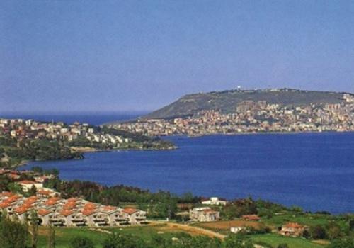 SİNOP ---

 Sinop'ta AK Parti teşkilatı tarafından yapılan temayül yoklamasında eski il başkanı Yakup Üçüncüoğlu birinci çıktı.

Buna göre, eski AK Parti Sinop İl Başkanı Yakup Üçüncüoğlu, 268 oyla birinci olurken, Boyabatlı iş adamı ve eski Boyabat Ticaret ve Sanayi OdasıBaşkanı Nuh Tandoğan 201 oyla ikinci, Vali Mehmet Ersoy ise 144 oyla üçüncü oldu.

Diğer aday adaylarının temayül yoklamasında aldıkları oylar ise şöyle: "Deniz Yalçın 86, Cemal Şen 75, Murat Özmen 75, Cahit Can 67, İbrahim Felek 59, Yusuf Kuş 57, Vuslat Şimal Kafkasoğlu 52, İbrahim Demircan 35, Ayşegül Kara Zorlu 41, Ecevit Dinç 27, Nurdan Tekin Altınkök 18, Şerefatin Özyılmaz 12, Zeki Yılmazer 14 ve Zehra Yılmaz Harmantepe 15.