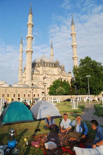 Türkiye'nin dört bir yanından 648. Tarihi Kırkpınar Yağlı Güreşleri'ni izlemek için Edirne'ye gelen güreşseverlerden bazıları, konaklama sıkıntısının yaşandığı kentte geceyi park ve bahçelerde geçirdi.