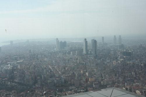 Her ne kadar camlar kirli olup fotoğraf çekmeye izin vermese de İstanbul'un da bir hayli kirli olduğu gözlerden kaçmıyor...