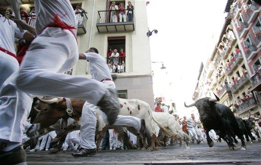 İspanyol basınına göre, geleneksel San Fermin festivali kapsamında Perşembe günü yapılan koşuda, sürüden ayrılan bir boğanın saldırısına uğrayarak, boynundan ve akciğerlerinden boynuz darbeleriyle yaralanan, kimliği henüz tespit edilemeyen bir kişi öldü.