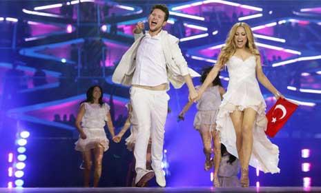 <p><br>Almanya'da düzenlenen 56. Eurovision Şarkı Yarışması'nda "Running Scared" adlı şarkıyla Azerbaycan biriinci oldu. Azeri sanatçılar Türk bayrağıyla sahneye çıktı.
