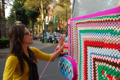<p>"Knitta Please" adlı grup, sokak lambaları, elektrik direkleri, park metreler ve telefon kulübeleri gibi şehir içinde bulunan kamuya ait eşyaları hatta bazen beğenmedikleri heykelleri rengarenk yünlerden ördükleri kazaklarla giydiriyorlar. Amaçları ise metropolün gri görüntüsüne sıcak bir yüz kazandırabilmek.</p>
<p>Magda Sayeg ve ekibi ABD'yi dolaşarak gördüğü her demir yığınının üzerine kırmızı, yeşil, sarı, mavi yünlerle, ters, düz, seramik, pirinç örgülerle kaplıyor. Hatta bu son sokak modası Avrupa'ya da sıçramaya başladı.</p>