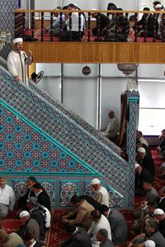 Diyanet İşleri Başkanı Mehmet Görmez, Siirt'te cuma namazı kıldırdı. Vazında Müslüman olarak doğmanın büyük bir nimet olduğunu ifade eden Görmez, iman kardeşliğine vurgu yaptı.
