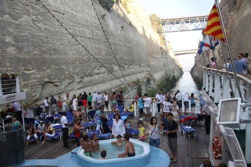 Geçmişte denizcilerin gemilerini kayalıklardan aşarak geçindikleri Corinth Kıstağı,  84 metre aşağı inilerek kesilmiş ve genişletilmiş.