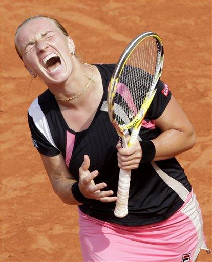 Tek bayanlarda 5 numaralı seribaşı ABD'li Serena Williams, 10 yıl sonra ilk kez 3. turda elenerek hayranlarını şaşırttı. Williams, Slovenyalı Katarina Srebotnik'e 6-4 ve 6-4'lük setlerle 2-0 boyun eğdi.