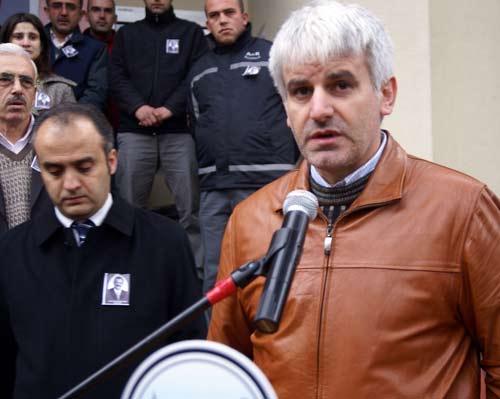 Bursa'da uğradığı silahlı saldırı sonucu hayatını kaybeden eski Bursa Büyükşehir Belediye Başkanı Hikmet Şahin'in cenazesi, İnegöl ilçesinde toprağa verildi.