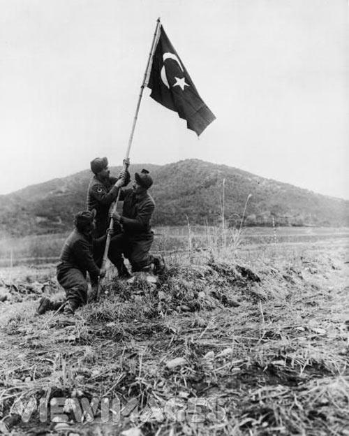 Koreye Türk Bayrağı diken Mehmetçiklerimiz