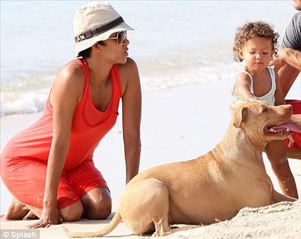 carlı oyuncu Halle Berry, kızı Nahla'nın doğumundan 15 ay sonra, top model eşi Gabriel Aubry ve kızıyla Miami'de tatil yaptı. Çiftin mutluluk tabloları düşman çatlattı