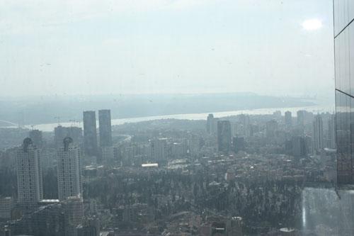 236 metreden İstanbul Boğazı şehri ikiye bölen akarsuyu andırıyor...