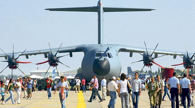 Türk Hava Kuvvetleri'nin 100. yılı nedeniyle 20 ülkeden 99 uçağın yer aldığı İzmir'deki hava gösterisine 32 yıl aradan sonra İranlı bir askeri yetkili de davet edildi.
