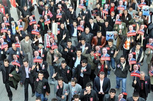 Helikopter kazası sonucu hayatını kaybeden BPP lideri Muhsin Yazıcıoğlu'nu milyonlar uğurladı. Devletin tam kadro olduğu törende izdiham vardı.