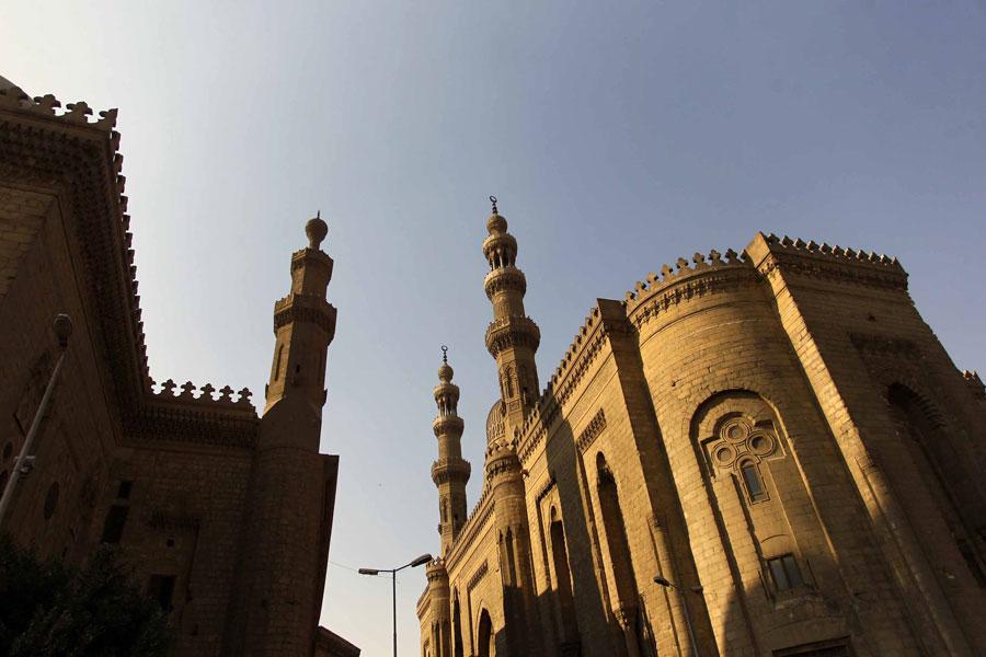 KAHIRE KALESININ YANI BASINA MEMLIKLILER DONEMINDE INSA EDILEN SULTAN HASAN CAMISIDE ICERISINDE 4 MESHEBE AIT MEDRESELERI GORMEK MUMKUN. SAFI,MALIKI,HANEFI VE HANBELI OKULLARI YANYANA CAMI ICERISINDE YER ALIYOR